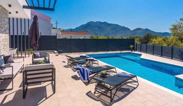 Villa Casa Mia Luxury Retreat with Heated Pool