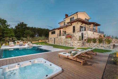 Villa Clara by Villsy - private pool, indoor jacuzzi, outdoor jacuzzi, sauna, gym, playroom