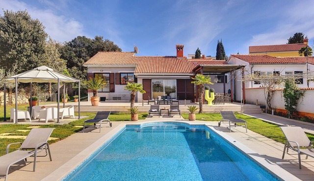 Villa Contessa Del Mar in Pula for 7 people only 200 meters from the beach & pet friendly