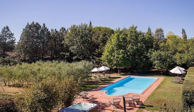 Villa Coraline Grande: A characteristic and welcoming two-story age-old farm house made of stone and situated a few miles from the shores of Lake Trasimeno, with Free WI-FI.