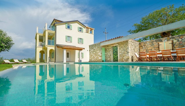 Villa Demetra with infinity pool,8 persons, spectacular view of Motovun