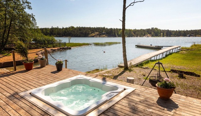 Villa Dynni · Villa Dynni - South Facing - Seafront - Jacuzzi