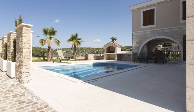 Villa Elena mit Pool, nur 60 Meter zum Meer by Interhome