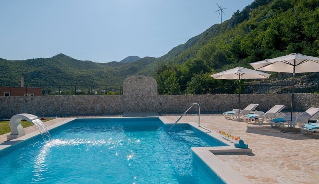 Villa Elin mit großem, privatem Pool in Seoca by Interhome