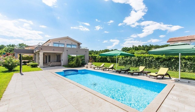 Villa Fantasia with heated pool and Whirlpool
