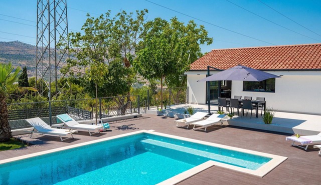 Villa Florinda with Pool near Split
