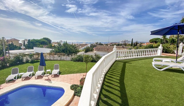 Villa for 8 people with private pool & bbq. 5 min drive from beach!