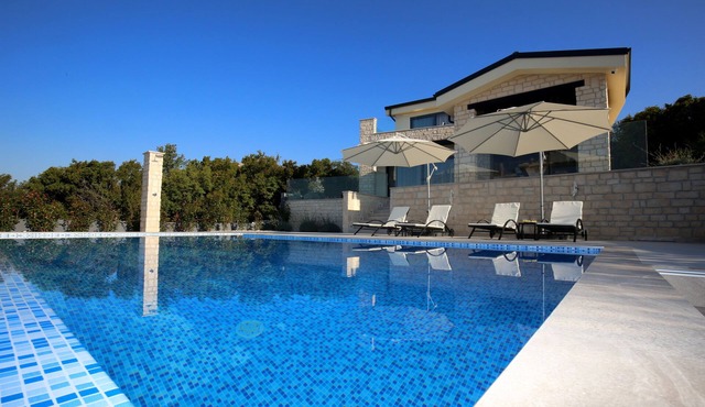 Villa for 8 persons, infinity pool, stunning view of the bay, quiet location