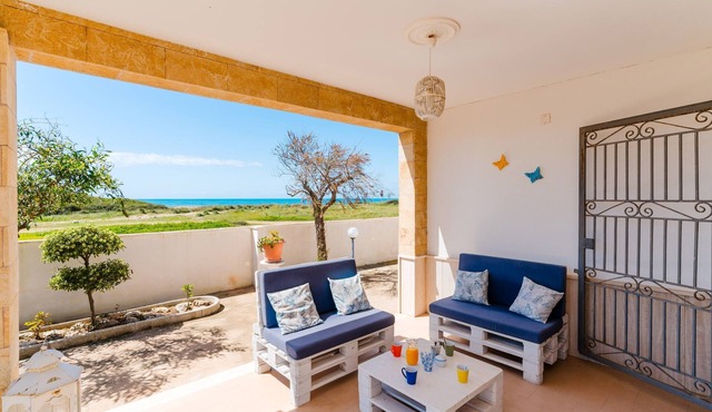 Villa 'Fronte Mare Raffaele' with sea view, private terrace and air conditioning
