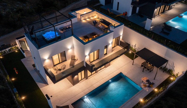 Villa Gaia with Heated Pool, Gym, Sauna & Jacuzzi