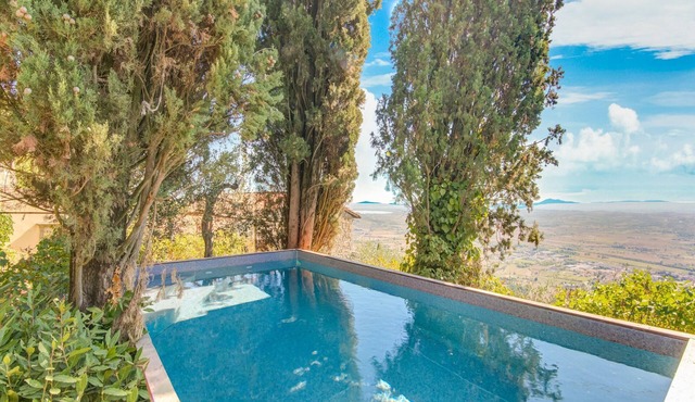 Villa in Cortona With Pool