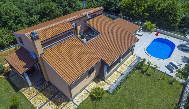 Villa in Vodnjan, heated pool and rooftop terrace,large garden,11 people,WiFI,BBQ