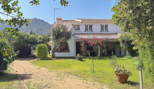 Villa Siro Is Morus a few steps from the sea surrounded by greenery