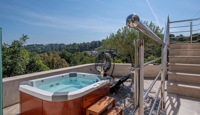 Villa Ivana Solta Island - Jacuzzi, sea view, walking distance to pebble beach