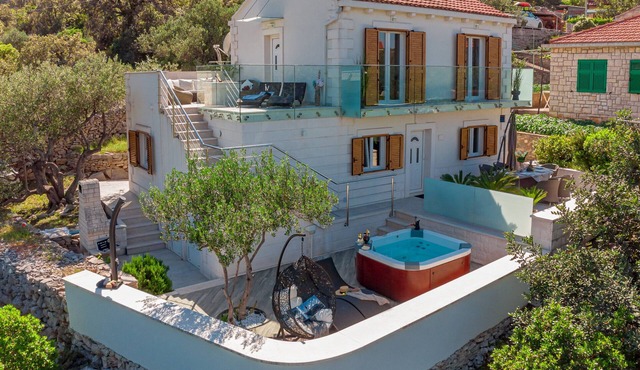 Villa Ivana Solta Island - Jacuzzi, sea view, walking distance to pebble beach