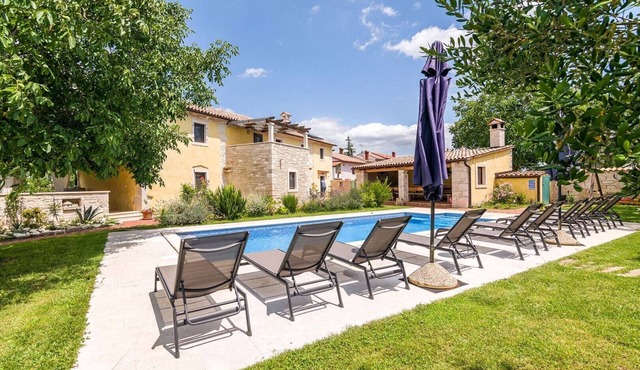 Villa Ive - rural house with a pool and spacious garden