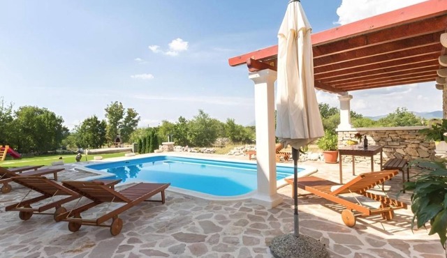 Villa Ivy mit perfekter Privatsphäre, Pool, Sauna by Interhome