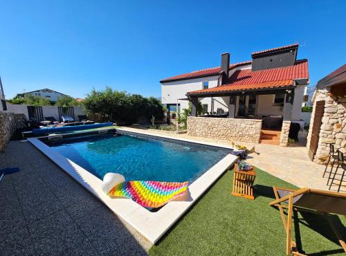 Villa Izziy Razanac -Zadar, by the beach with a sea view and heated pool