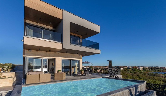 Villa La Vie with Pool
