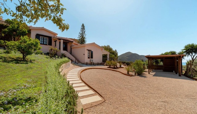 VILLA LENTISCHIO, just a few steps from the crystal-clear sea of Solanas