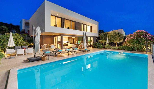 Villa LUXOR with heated pool