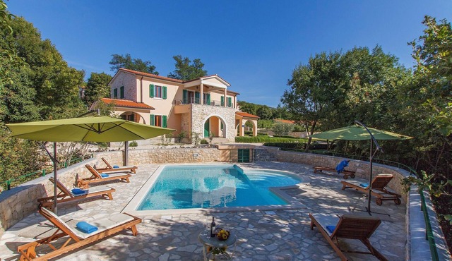 Villa Maggie, Your Peaceful Istrian Getaway with Shared Pools