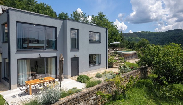 Villa Majestic Eye with infinity pool in nature paradise near Motovun