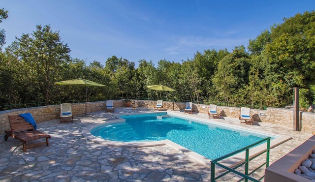 Villa Marina, Spacious 4 Bedroom Villa with Access to Two Shared Pools
