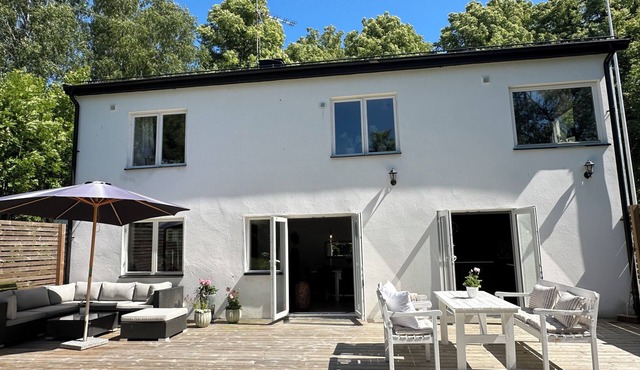 Villa med perfekt läge - bo nära havet, butiker och nå Stockholm city på 20 min.