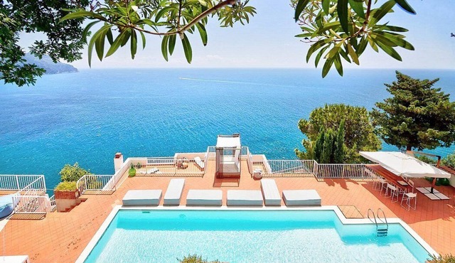 Villa Milena: A splendid and luminous two-story villa located on the high coast in front of the sea, with Free WI-FI.