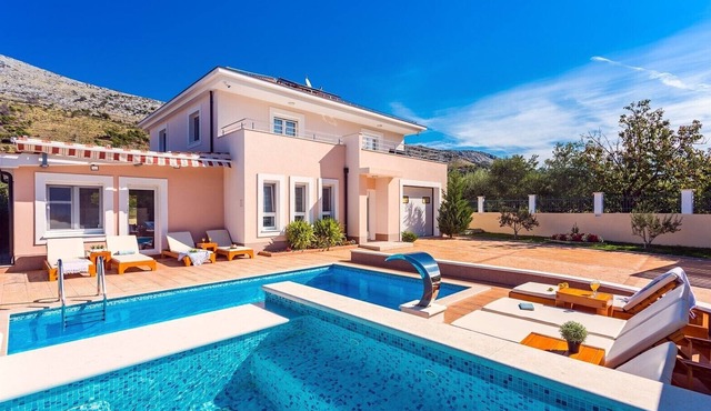 VILLA MILLA with private pool, jacuzzi, sauna, gym, max. 8 person