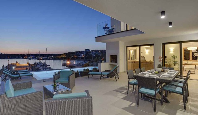 Villa mit Pool und Meerblick