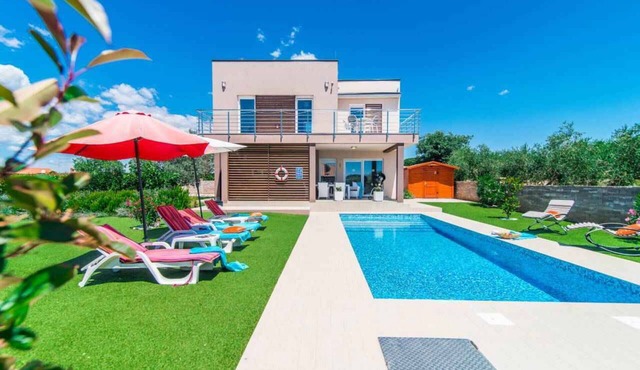 Villa mit Pool und Klimaanlage