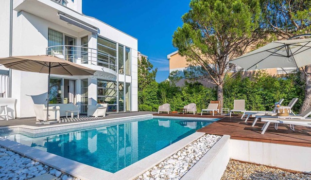 Villa mit Pool und Whirlpool