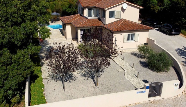 Villa Niklas mit Pool 4 km vom Meer
