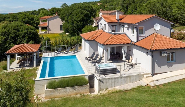 Villa Nubia with pool, close to Labin