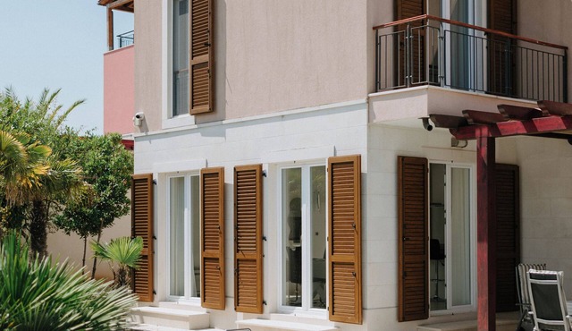 Villa Oleander by Domus Mirus: 3BR, Rooftop Cinema, Private Pool, 500m to beach