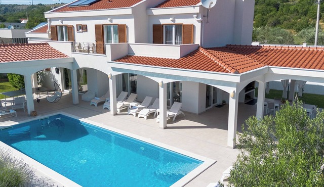 Villa Olivia - Peaceful Family Paradise Near Beach
