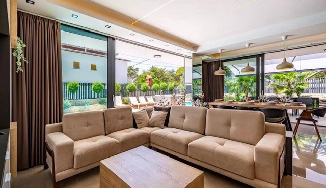 Villa Omega - Four Bedroom Villa with Swimming Pool