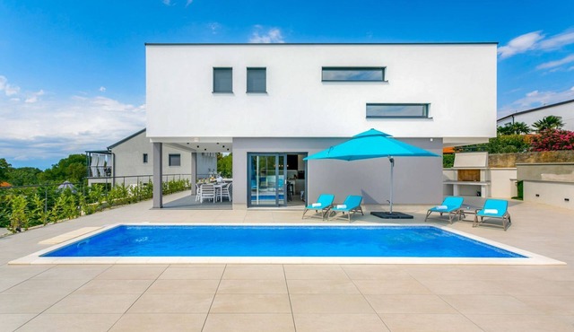 Villa Revlon - Four Bedroom Villa, Sleeps 10