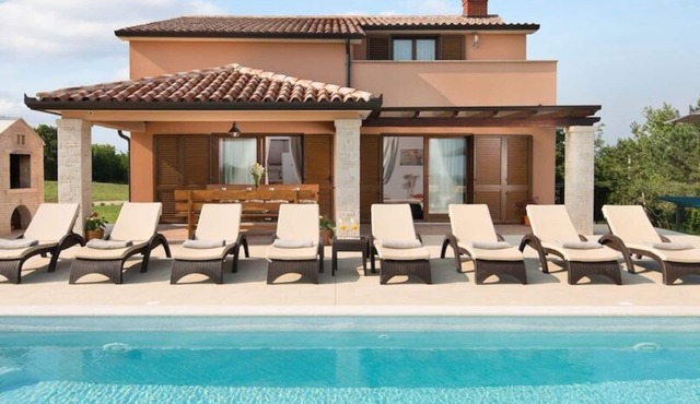 Villa San Martino for 8 with private heated pool!