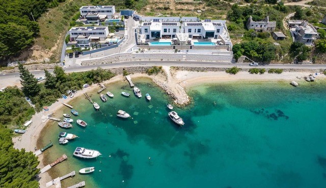Villa Sea Breeze, 5 bedroom Luxury Villa near the sea, private heated pool, Omiš Brzet