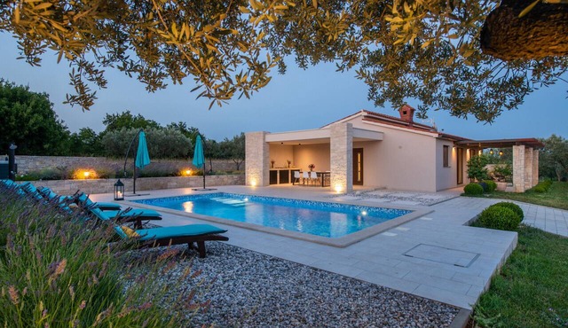 Villa Silentio with whirlpool, large garden, complete privacy & quiet location