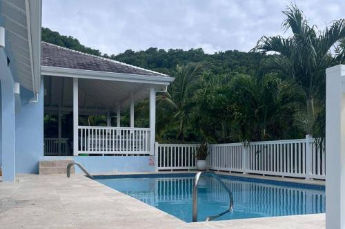 Villa - Sleeps 6 - Pool - Parking - Garden