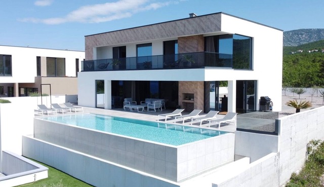 Villa Staza valova - luxury villa near the beach, offers heated pool and amazing sea view