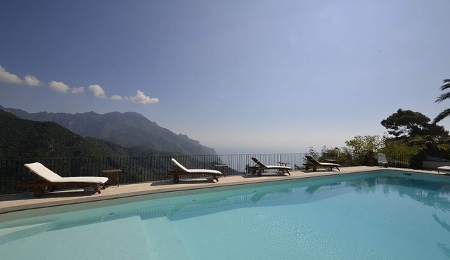 Villa Stilnovo: A splendid and luminous two-story villa which faces the sun and the sea, with Free WI-FI.
