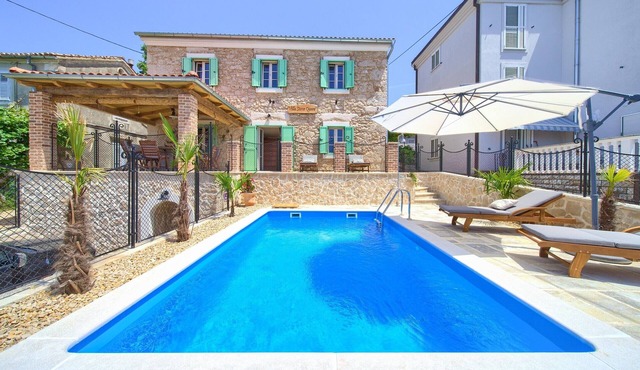 Villa Stone Queen with heated swimming pool and Seaview