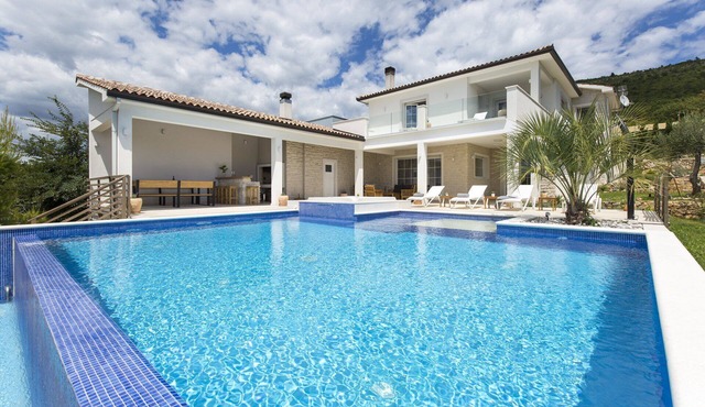 Villa Sunny Day with Pool