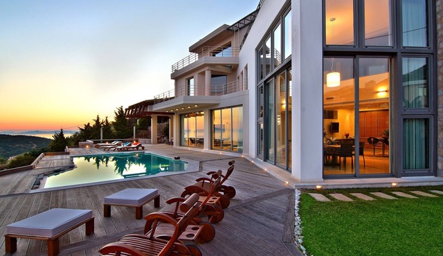 Villa TakeOff, 4 Bedrooms, 5 Bathrooms with Swimming Pool and Astonishing View.