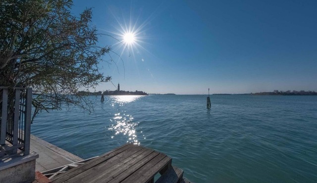 Villa Une: garden, beach and culture in Venice.